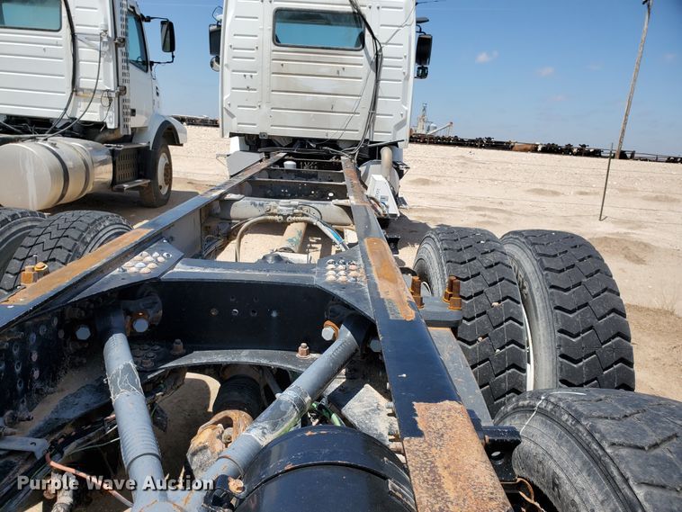 image for item IX9923 2007 Volvo VHD  truck cab and chassis