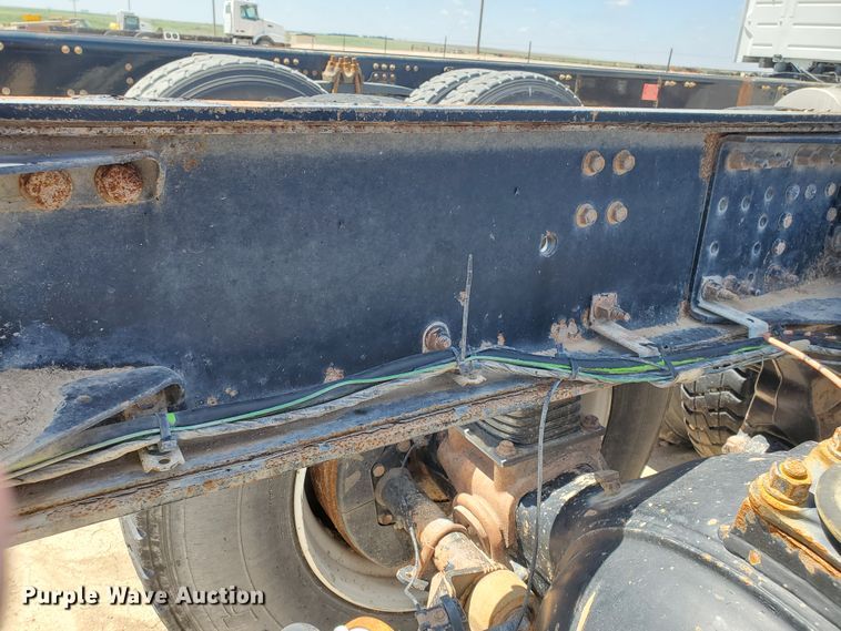 image for item IX9923 2007 Volvo VHD  truck cab and chassis