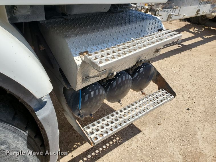 image for item IX9923 2007 Volvo VHD  truck cab and chassis