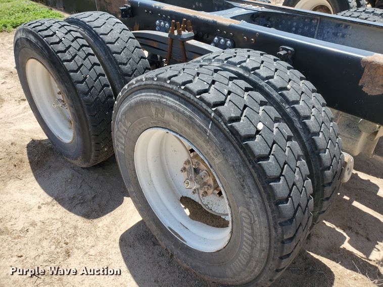 image for item IX9923 2007 Volvo VHD  truck cab and chassis