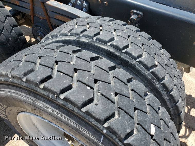 image for item IX9923 2007 Volvo VHD  truck cab and chassis