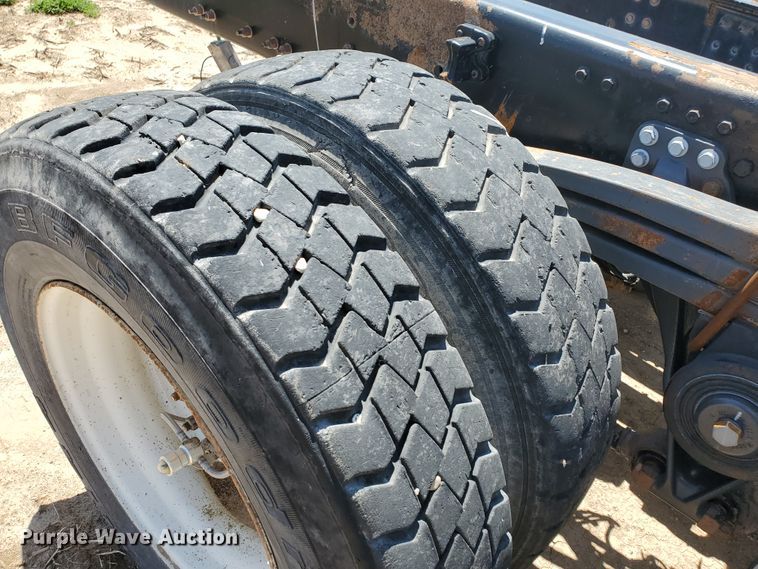 image for item IX9923 2007 Volvo VHD  truck cab and chassis