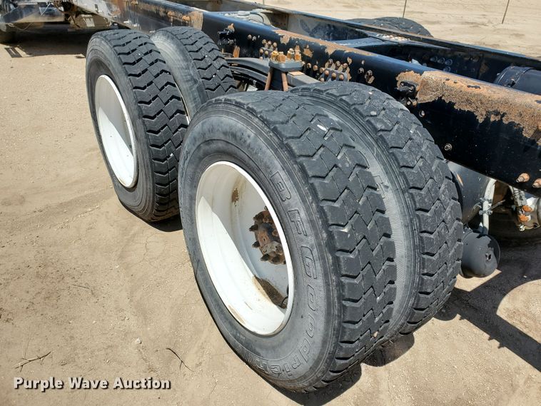 image for item IX9923 2007 Volvo VHD  truck cab and chassis