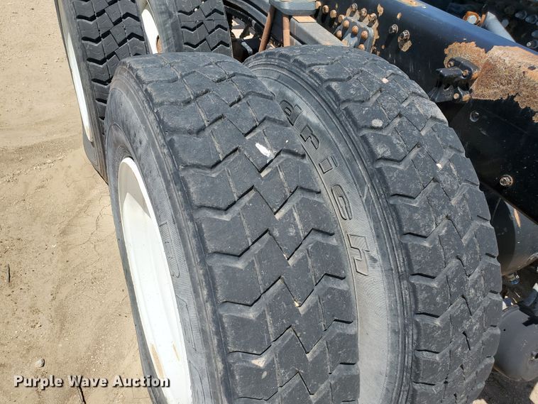 image for item IX9923 2007 Volvo VHD  truck cab and chassis