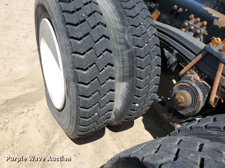 image for item IX9923 2007 Volvo VHD  truck cab and chassis