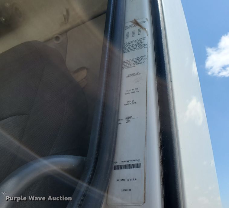 image for item IX9923 2007 Volvo VHD  truck cab and chassis