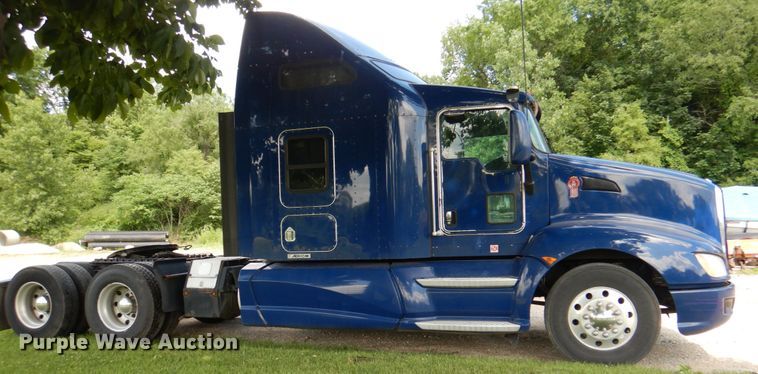 image for item JY9807 2010 Kenworth T600  semi truck