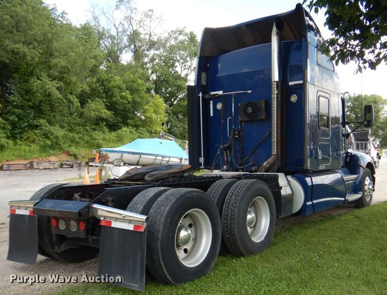 image for item JY9807 2010 Kenworth T600  semi truck