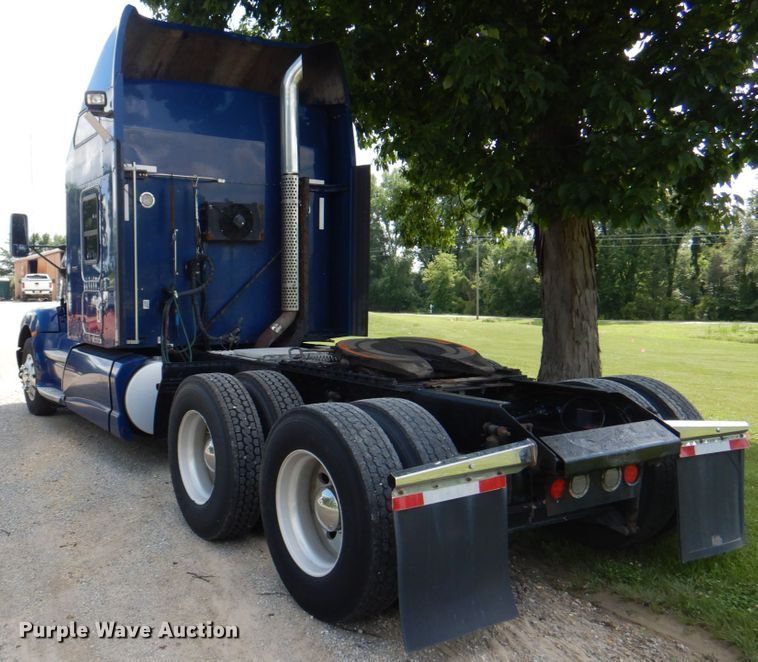 image for item JY9807 2010 Kenworth T600  semi truck