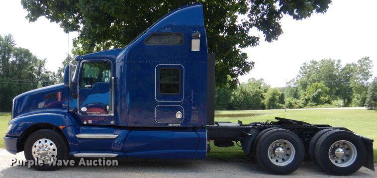 image for item JY9807 2010 Kenworth T600  semi truck