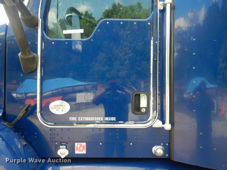 image for item JY9807 2010 Kenworth T600  semi truck