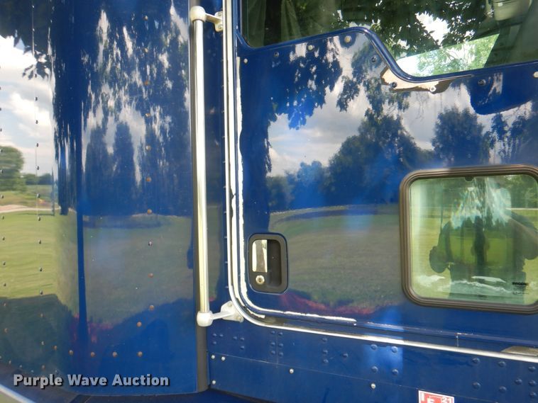 image for item JY9807 2010 Kenworth T600  semi truck