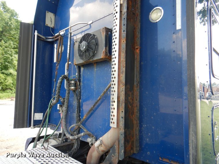 image for item JY9807 2010 Kenworth T600  semi truck