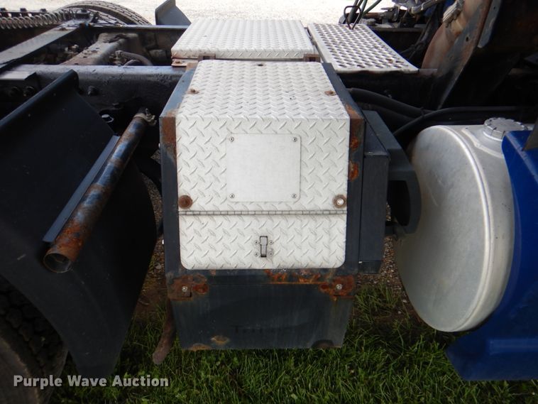 image for item JY9807 2010 Kenworth T600  semi truck