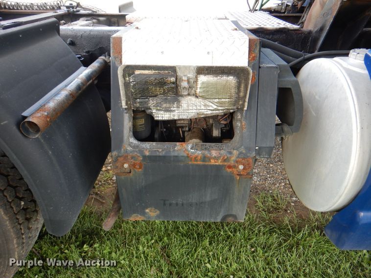 image for item JY9807 2010 Kenworth T600  semi truck