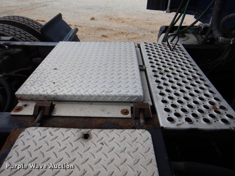 image for item JY9807 2010 Kenworth T600  semi truck