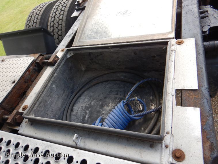 image for item JY9807 2010 Kenworth T600  semi truck