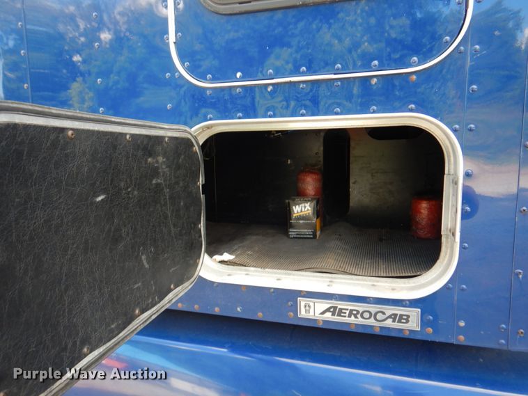 image for item JY9807 2010 Kenworth T600  semi truck