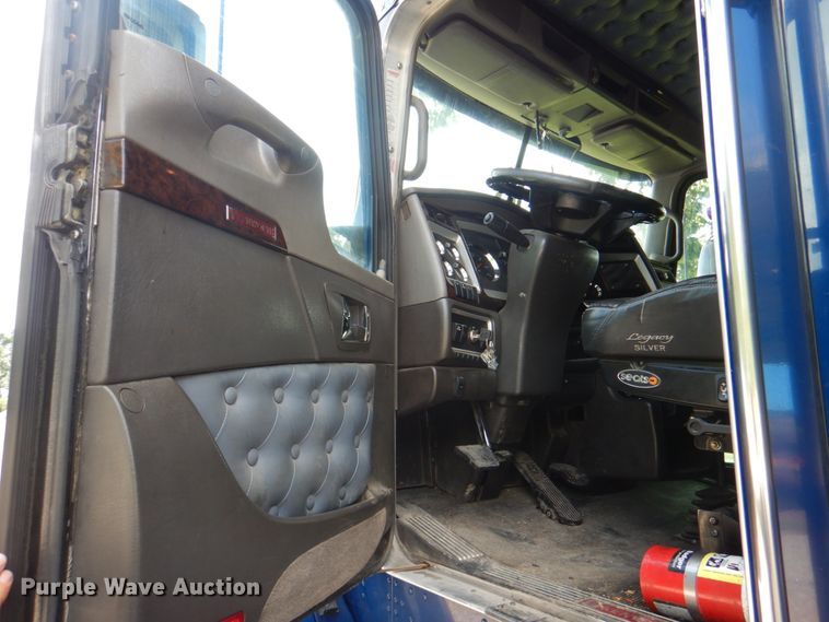 image for item JY9807 2010 Kenworth T600  semi truck