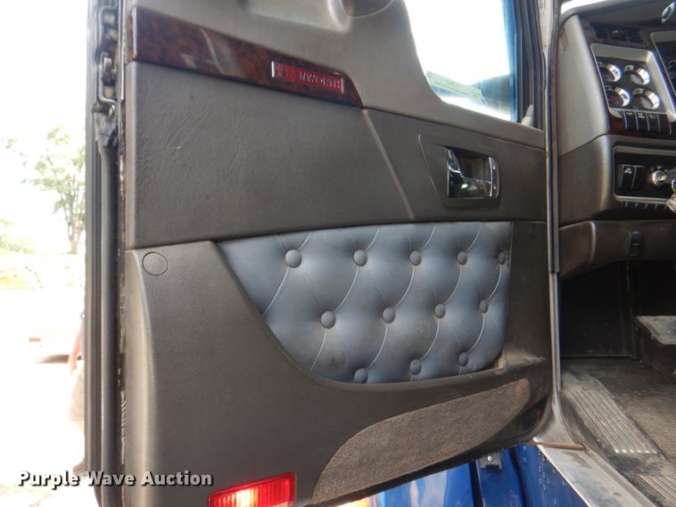 image for item JY9807 2010 Kenworth T600  semi truck