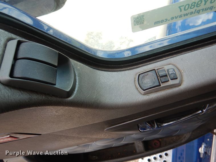 image for item JY9807 2010 Kenworth T600  semi truck