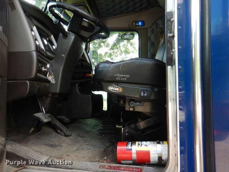 image for item JY9807 2010 Kenworth T600  semi truck