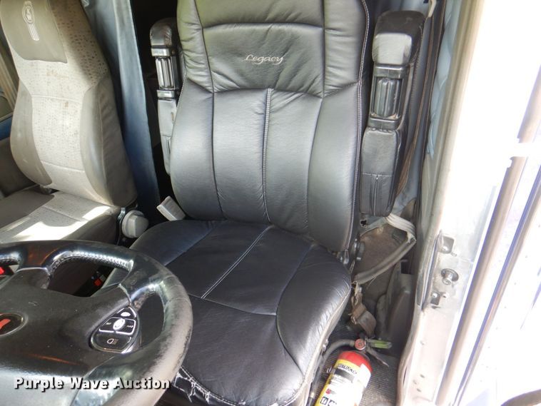 image for item JY9807 2010 Kenworth T600  semi truck