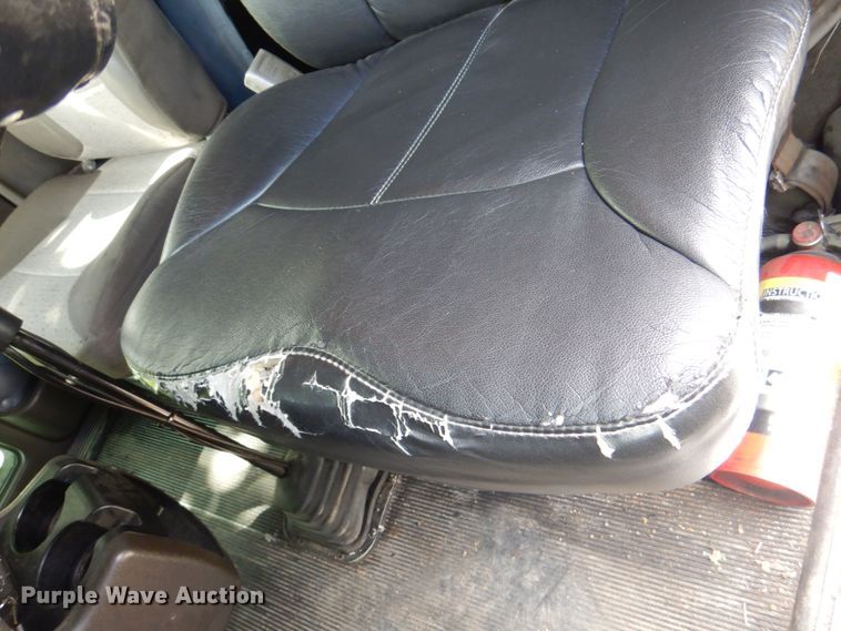 image for item JY9807 2010 Kenworth T600  semi truck