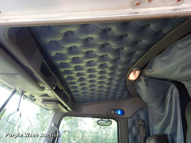 image for item JY9807 2010 Kenworth T600  semi truck