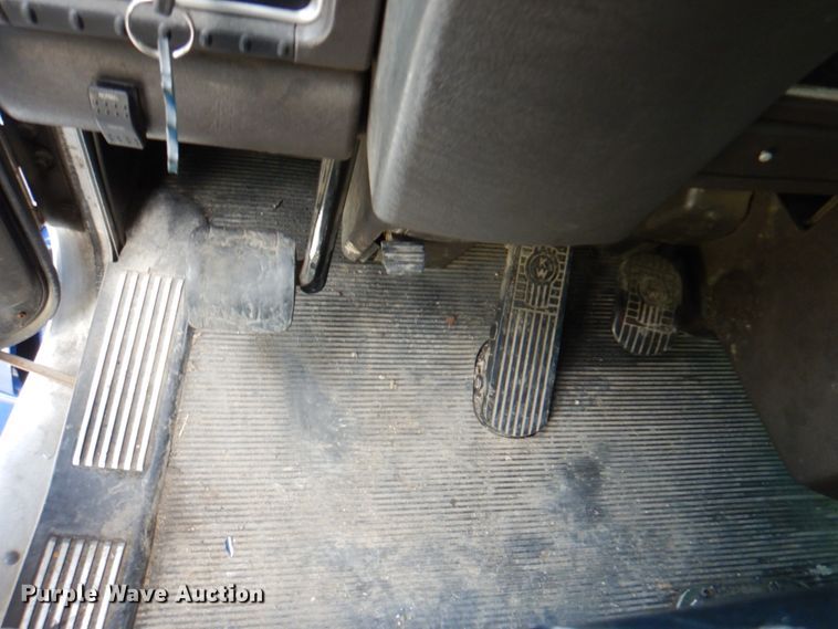 image for item JY9807 2010 Kenworth T600  semi truck