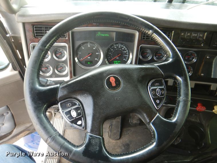 image for item JY9807 2010 Kenworth T600  semi truck