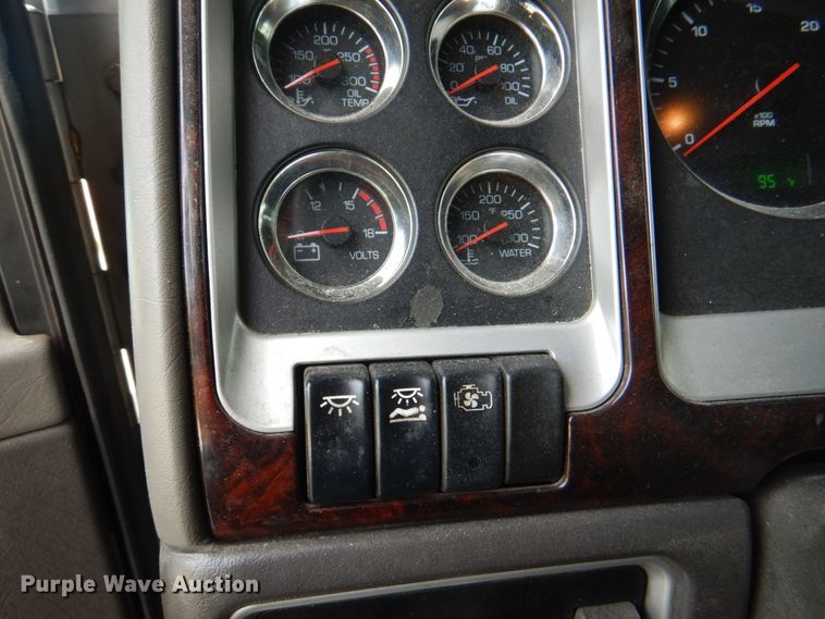 image for item JY9807 2010 Kenworth T600  semi truck