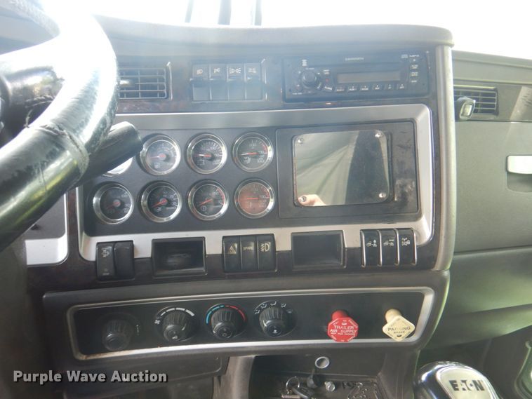 image for item JY9807 2010 Kenworth T600  semi truck