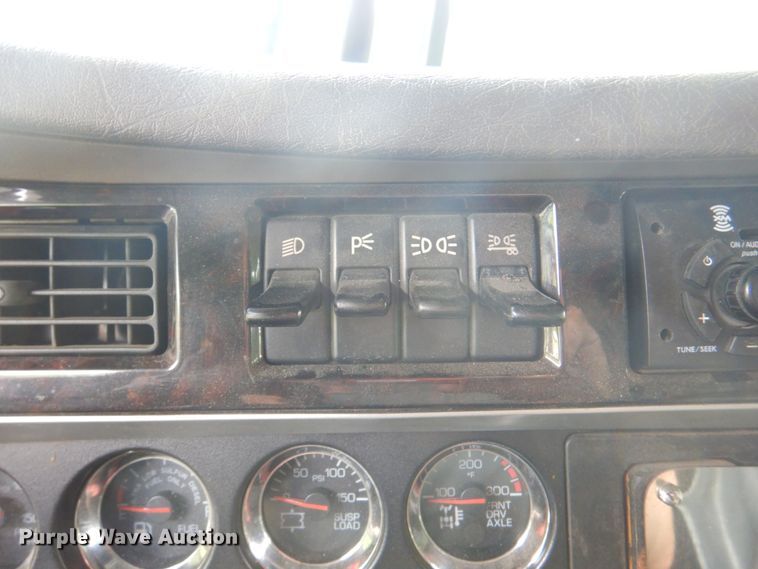 image for item JY9807 2010 Kenworth T600  semi truck