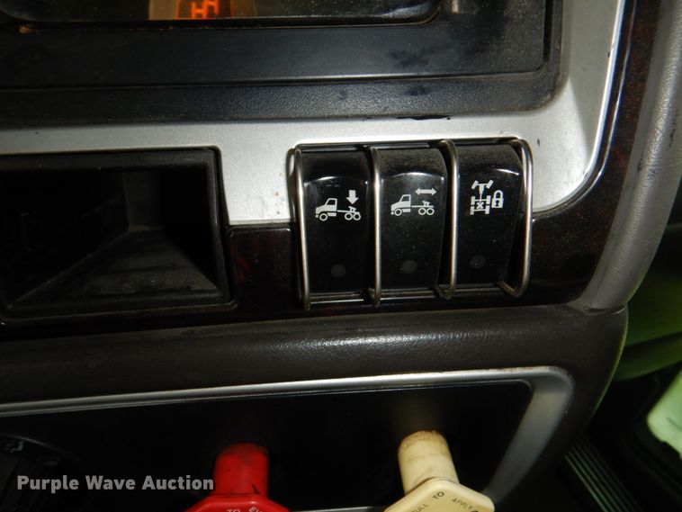 image for item JY9807 2010 Kenworth T600  semi truck