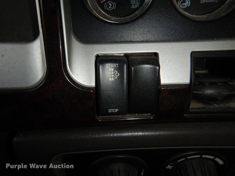 image for item JY9807 2010 Kenworth T600  semi truck