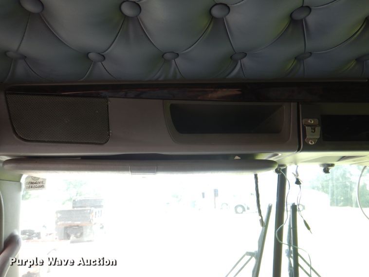 image for item JY9807 2010 Kenworth T600  semi truck