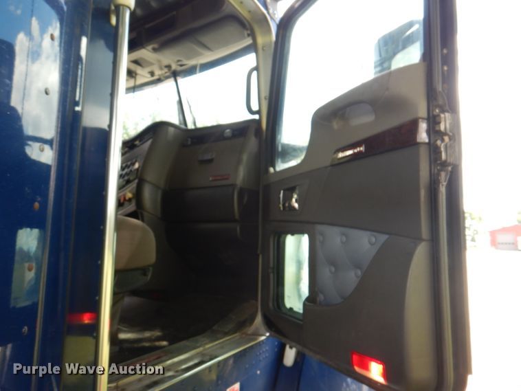 image for item JY9807 2010 Kenworth T600  semi truck