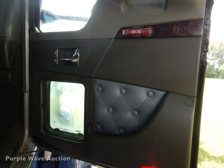 image for item JY9807 2010 Kenworth T600  semi truck