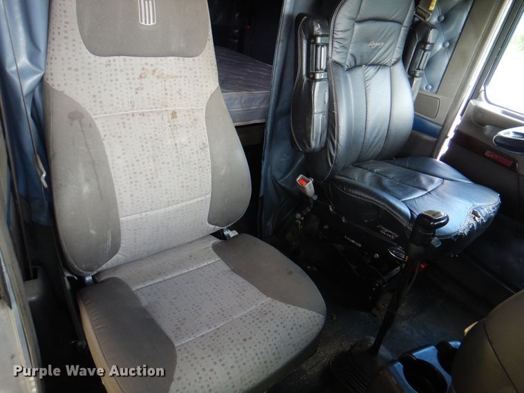 image for item JY9807 2010 Kenworth T600  semi truck