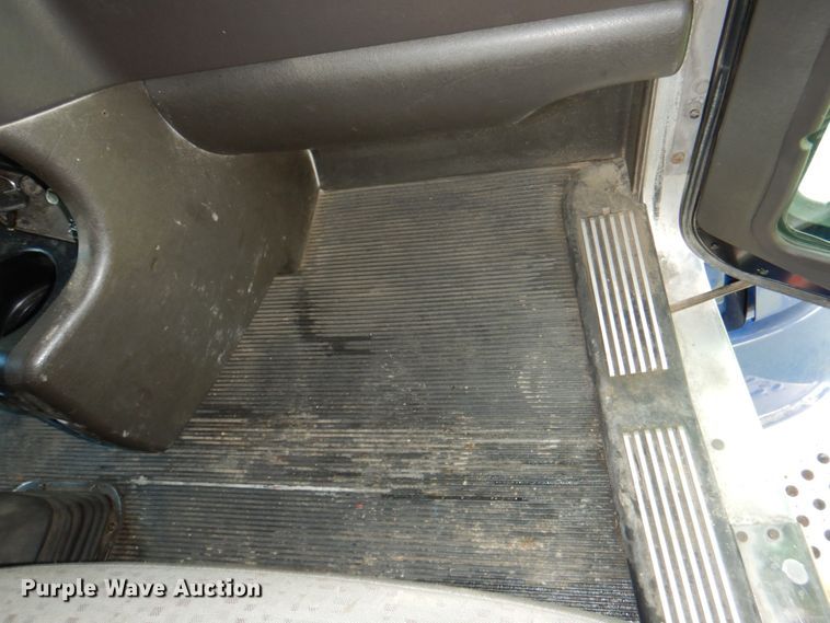 image for item JY9807 2010 Kenworth T600  semi truck