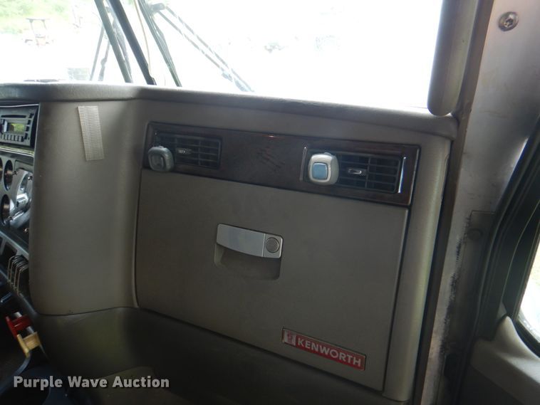 image for item JY9807 2010 Kenworth T600  semi truck