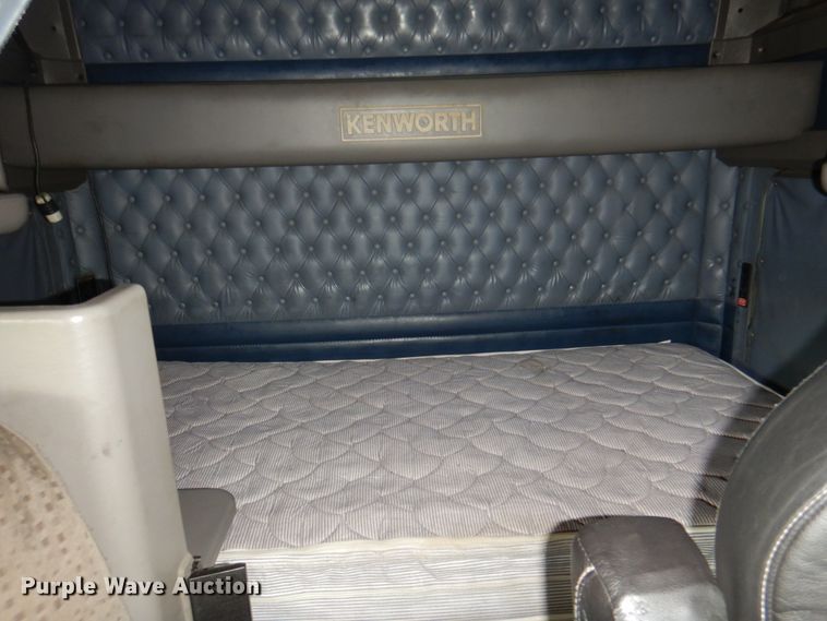 image for item JY9807 2010 Kenworth T600  semi truck