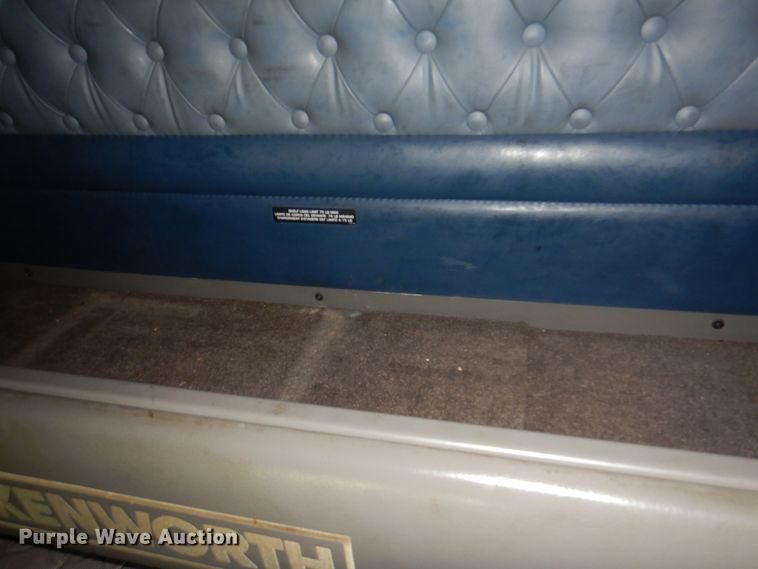 image for item JY9807 2010 Kenworth T600  semi truck