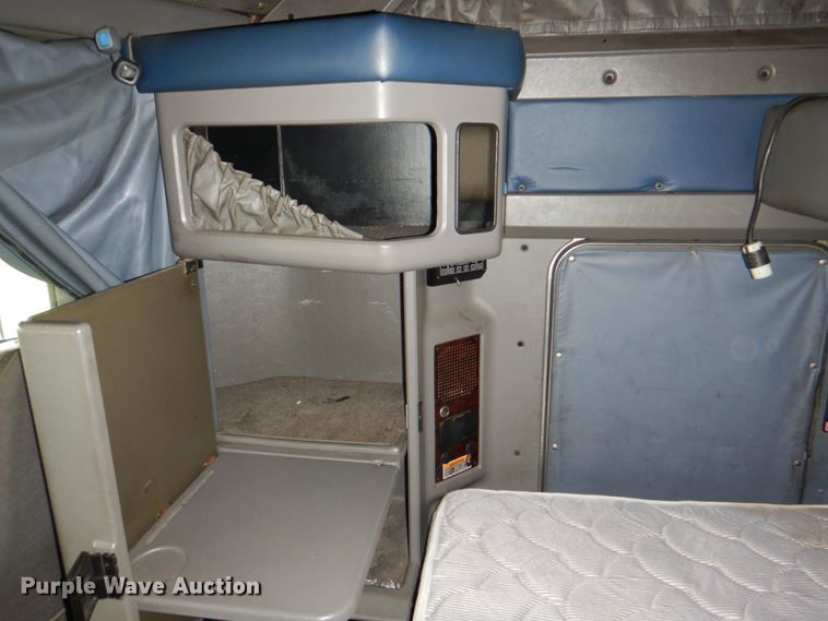 image for item JY9807 2010 Kenworth T600  semi truck