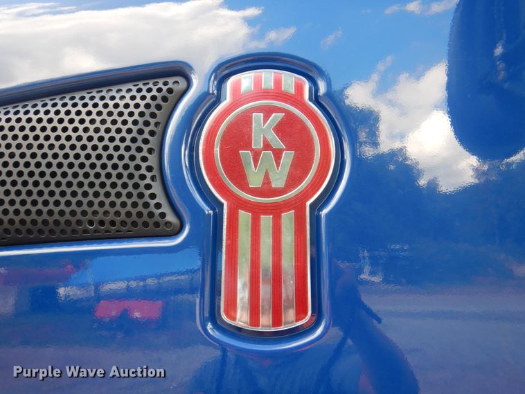 image for item JY9807 2010 Kenworth T600  semi truck