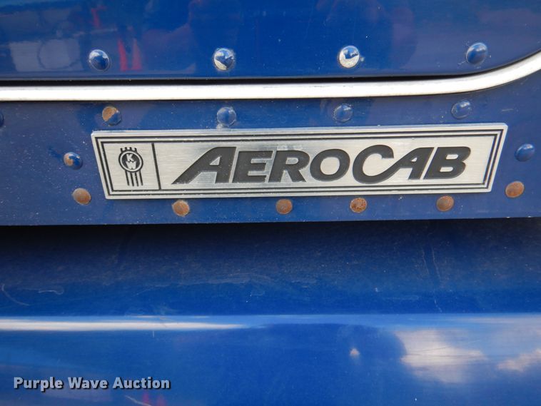 image for item JY9807 2010 Kenworth T600  semi truck