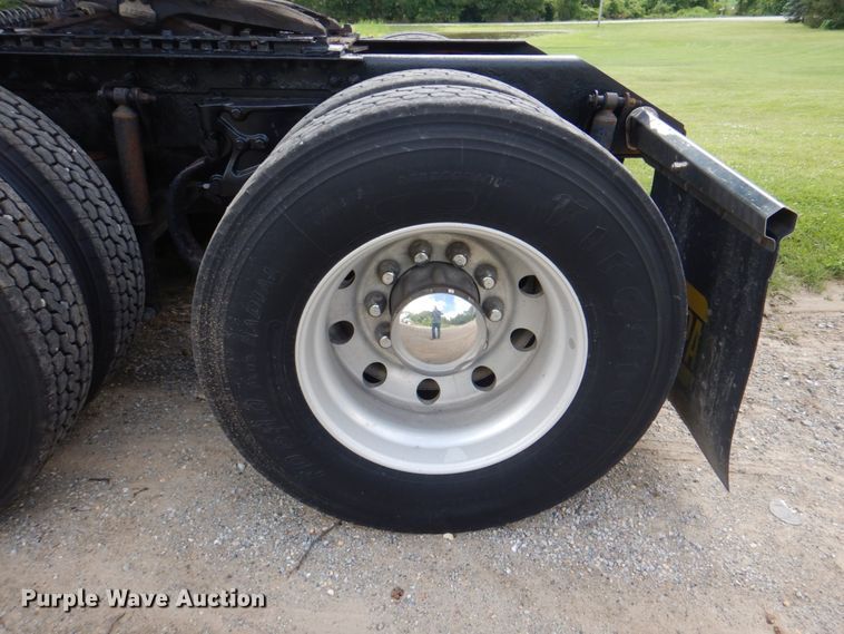 image for item JY9807 2010 Kenworth T600  semi truck