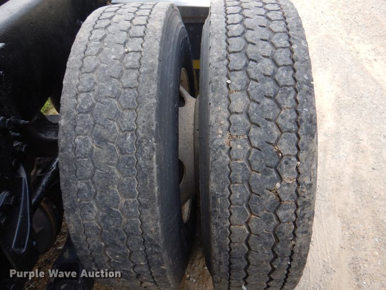 image for item JY9807 2010 Kenworth T600  semi truck