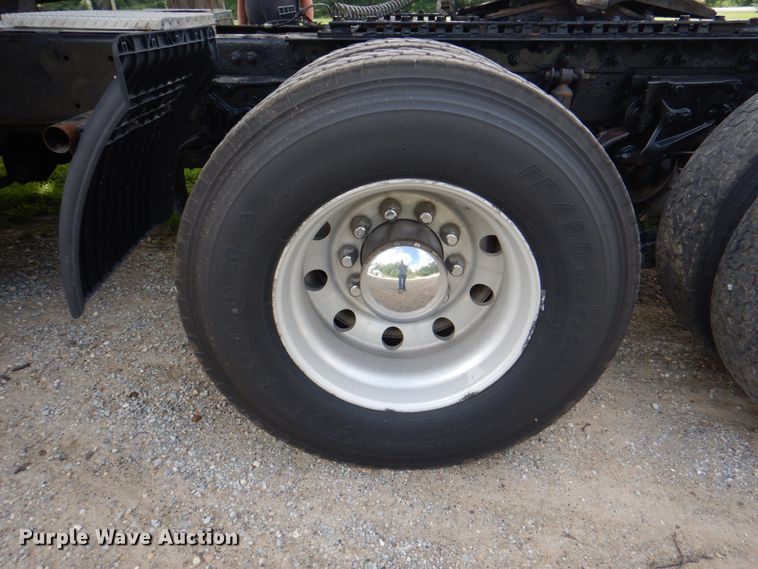 image for item JY9807 2010 Kenworth T600  semi truck